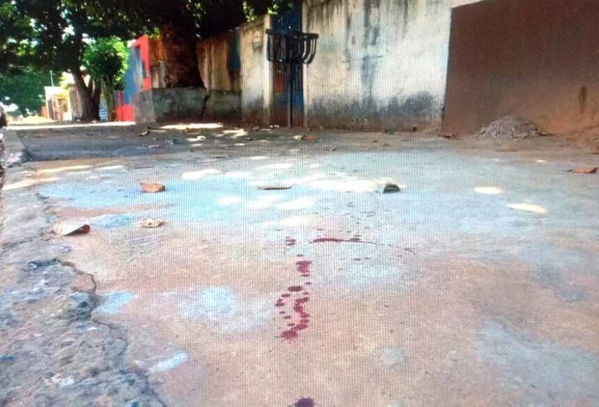 Manchas de sangue do homem esfaqueado ficaram na calçada em frente a casa do casal (Foto: Maressa Mendonça) - CREDITO: CAMPO GRANDE NEWS