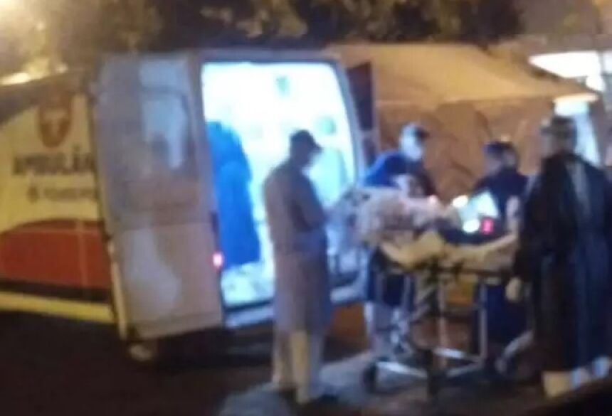 Médico foi transferido ontem à noite do hospital de Ponta Porã para Dourados (Foto: Direto das Ruas) -