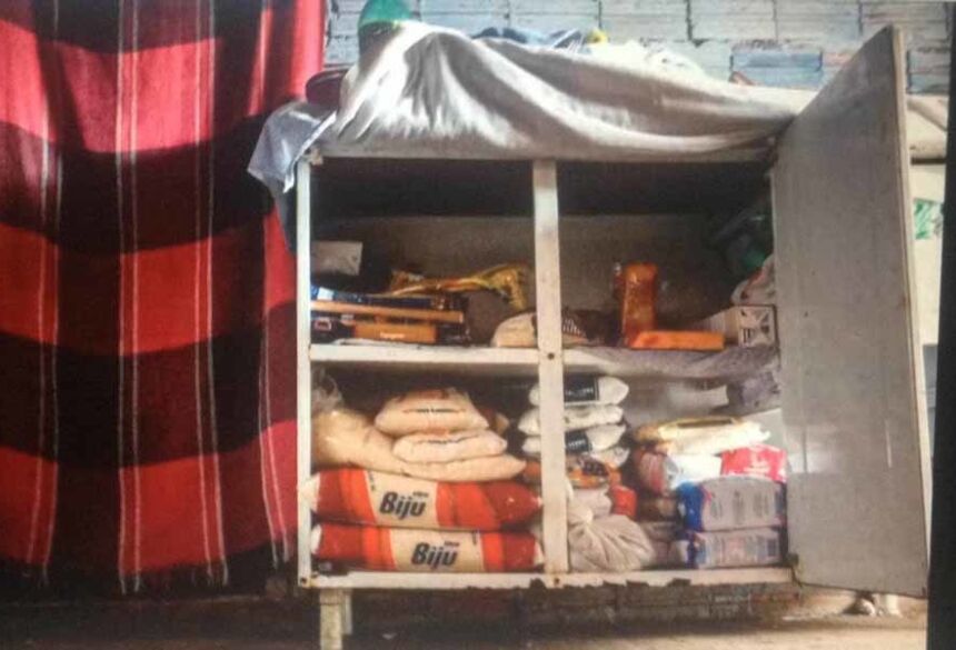 Armário com alimentos na casa de Dayane, que tem dois filhos. (Foto: Henrique Kawaminami)