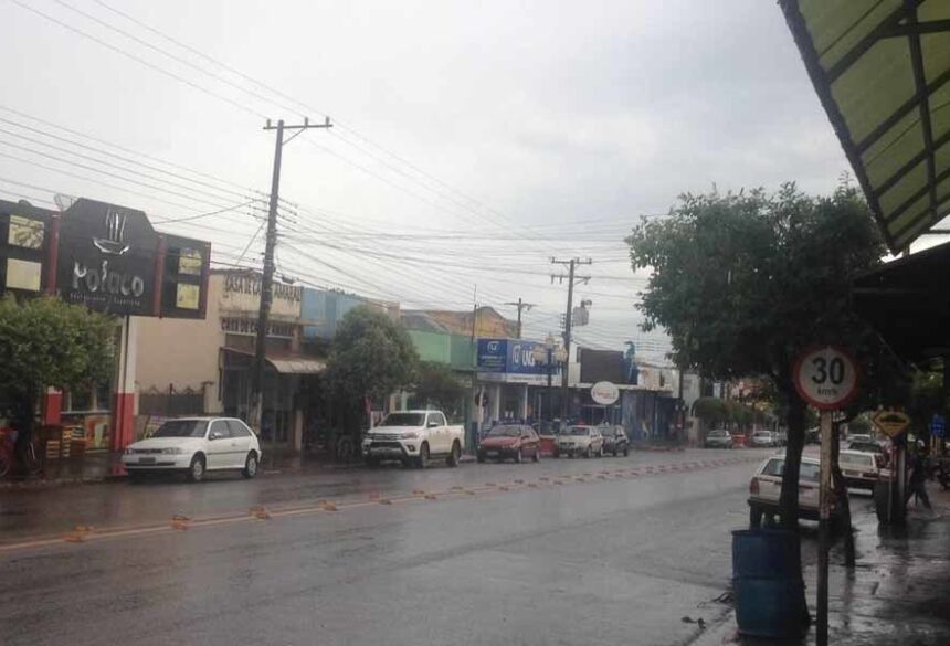 Em Fátima do Sul teve uma noite chuvosa e deverá permanecer com chuva branda até o feriado municipal desta quarta feira, 13.