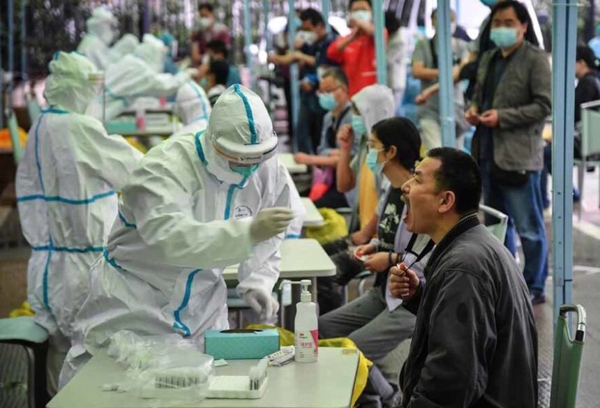 Profissional da saúde retira material para exame para detectar o novo coronavírus em Wuhan, na China, nesta quinta-feira (14) — Foto: AFP
