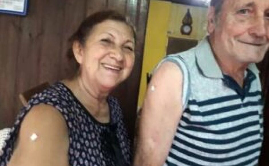 Após vencer a Covid, casal recebe a dose da vacina em Glória de Dourados