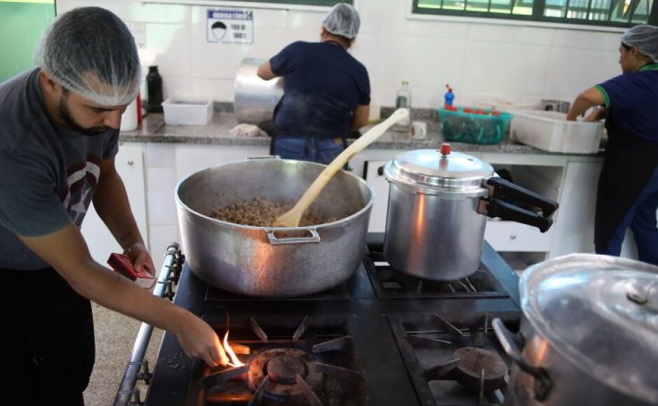 Gás natural encanado nas escolas estaduais de MS gera economia de gastos e segurança nas unidades