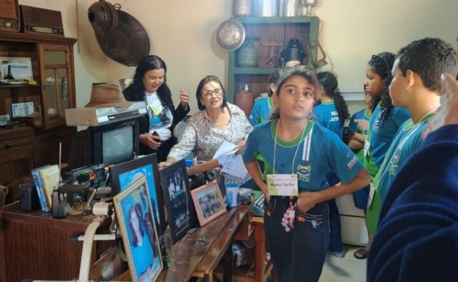 Visita a história: Em Jateí, prefeita e estudantes conhecem "Sala da Memória" do Sítio São Pedro