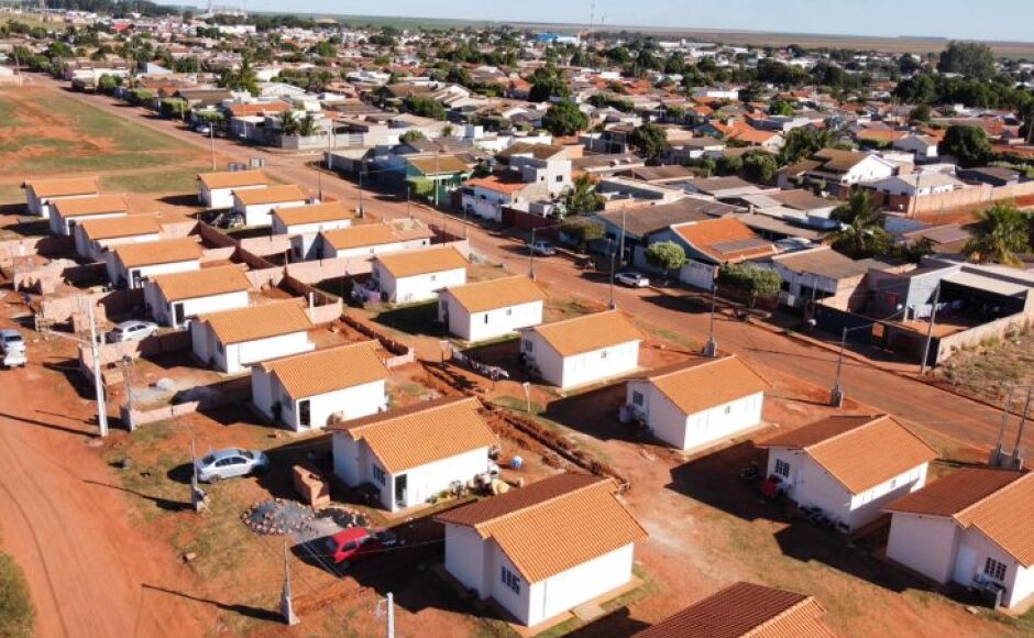 Na região norte, governador celebra aniversário de Sonora e autoriza obras de habitação e asfalto