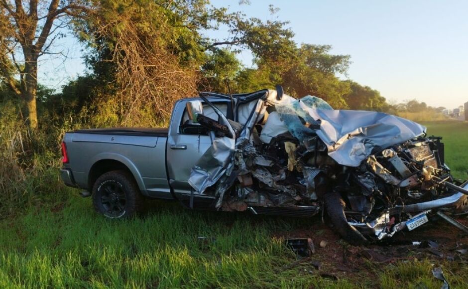Batida frontal com carreta deixa Dodge RAM destruída, condutor foi preso no local