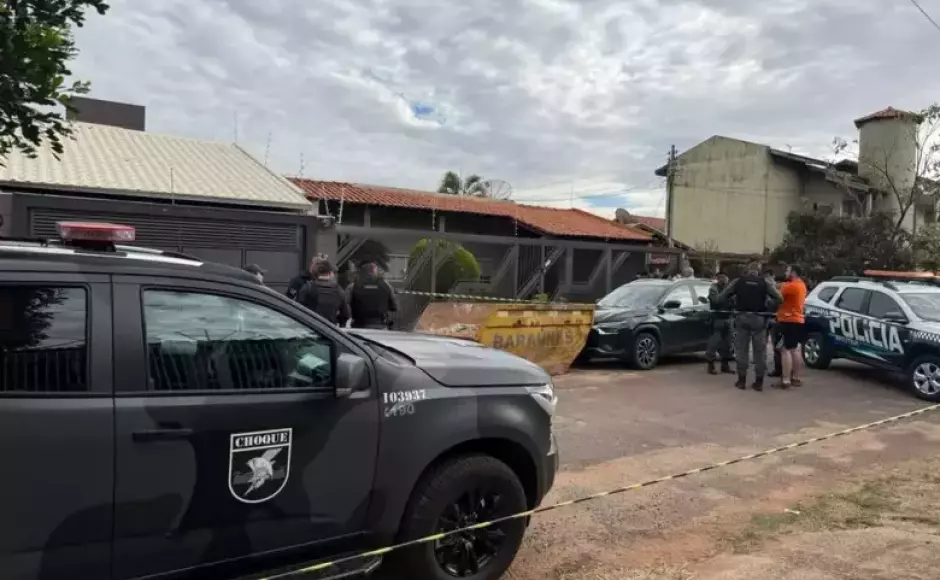 Empresário é executado por dupla de moto no quintal de casa