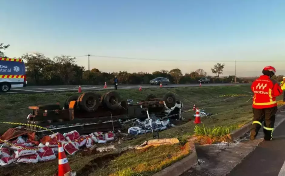 Motorista morre após caminhão com sal tombar na BR-163
