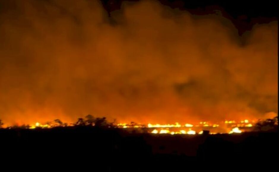 Incêndio de grandes proporções atinge área rural na entrada de Bela Vista