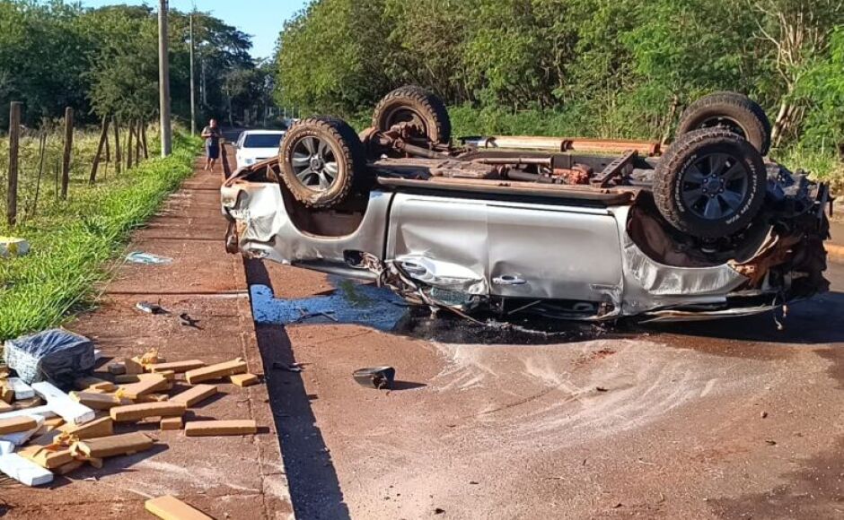 Motorista tenta fuga e capota caminhonete carregada com maconha na Via Parque