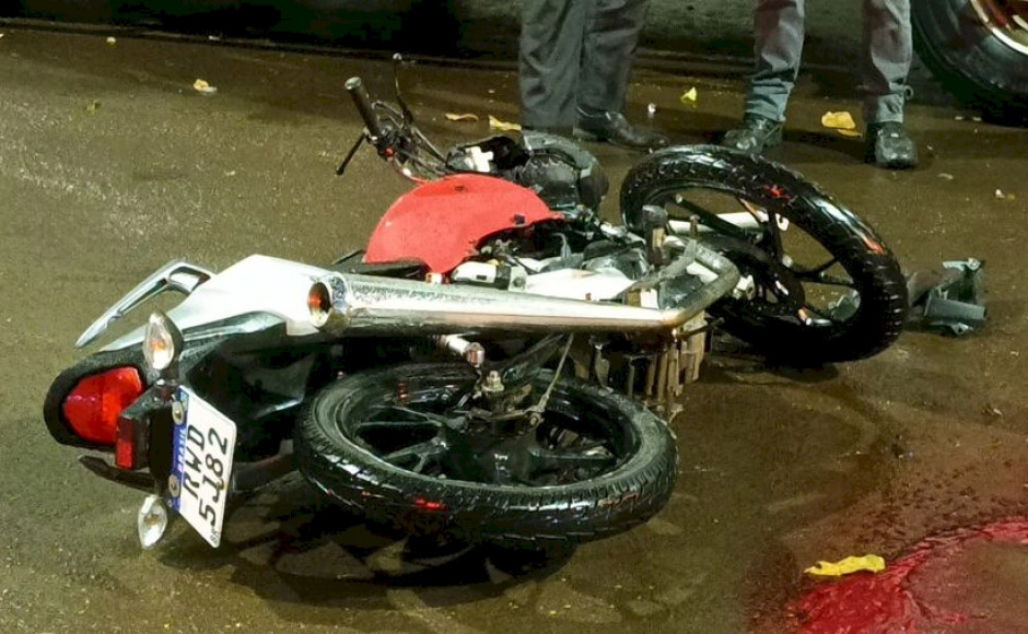 Jovem morre após colidir na traseira de caminhão estacionado em Dourados (vídeo)