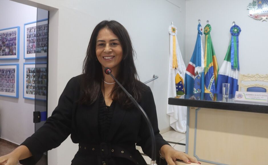 Vereadora Elizangela da Komby pede redutor de velocidade para trecho da Rua Iguassú
