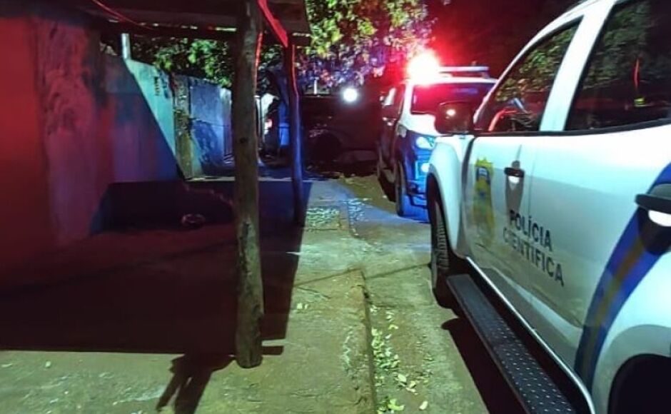 Jovem é perseguido por dupla de moto e assassinado após correr para dentro de uma casa