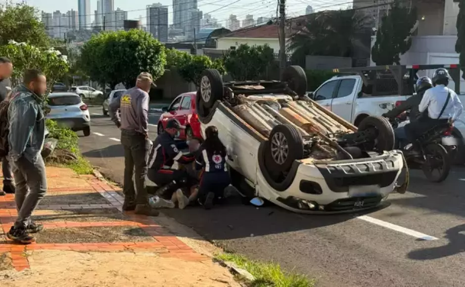 Motorista dorme ao volante, capota e atinge carro e caminhonete