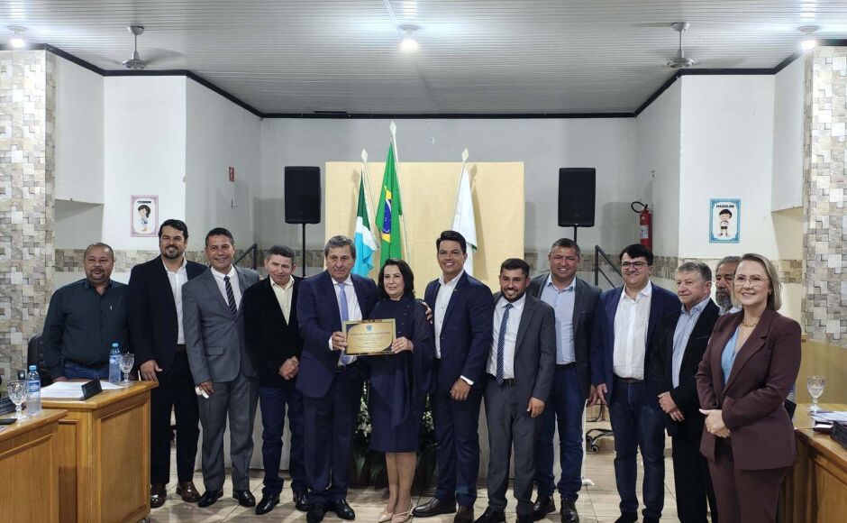 Solenidade em Vicentina homenageou conselheiro do TCE e atraiu lideranças políticas da região