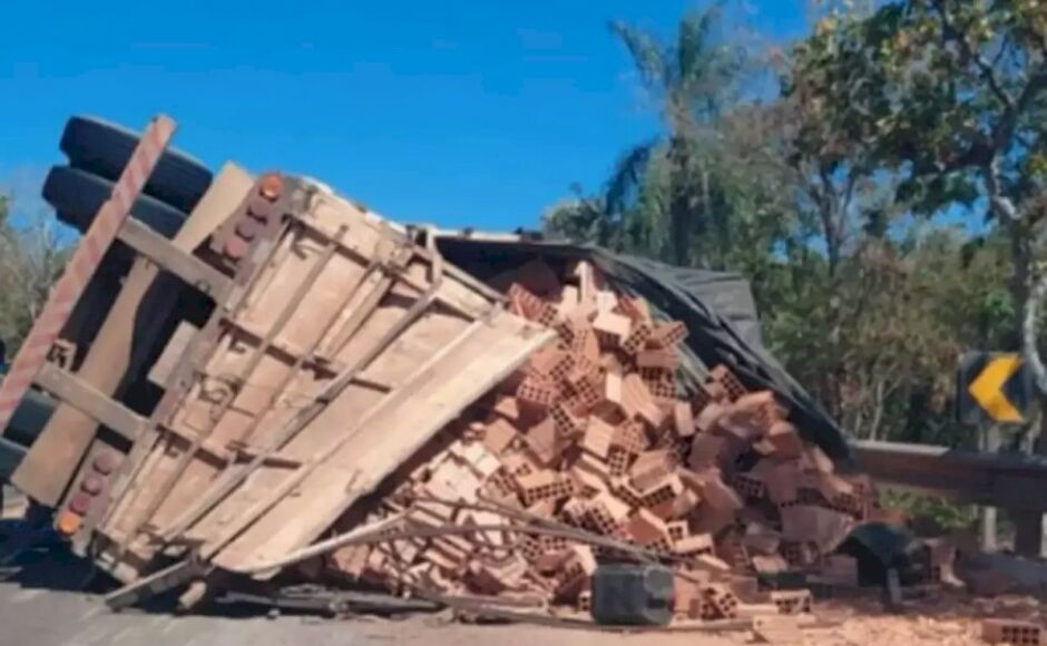 Caminhão carregado de tijolos tomba e trava trecho da BR-262