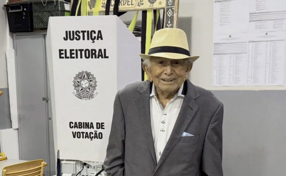 Exemplo de democracia aos 103 anos: Eleitor mais antigo de VICENTINA vota com elegância e alegria