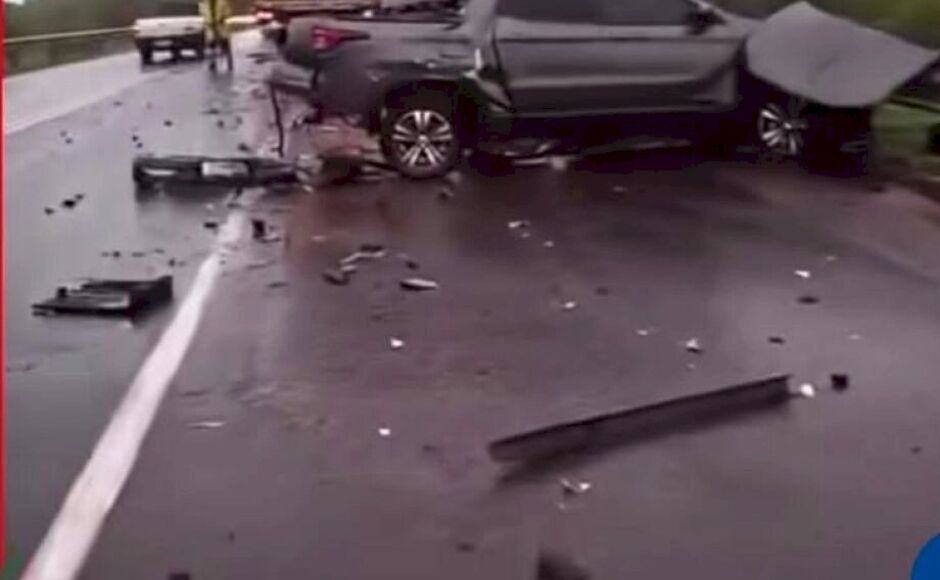 Dois militares de 19 anos morrem em acidente entre picape e carreta na BR-163