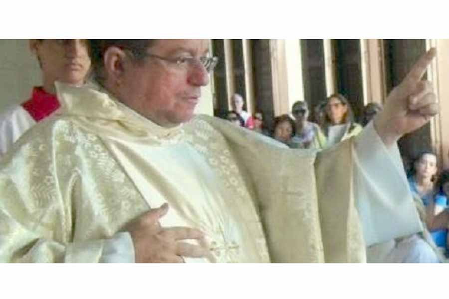 Padre confessa relacionamento com homem e é afastado da igreja; veja -  Fátima News
