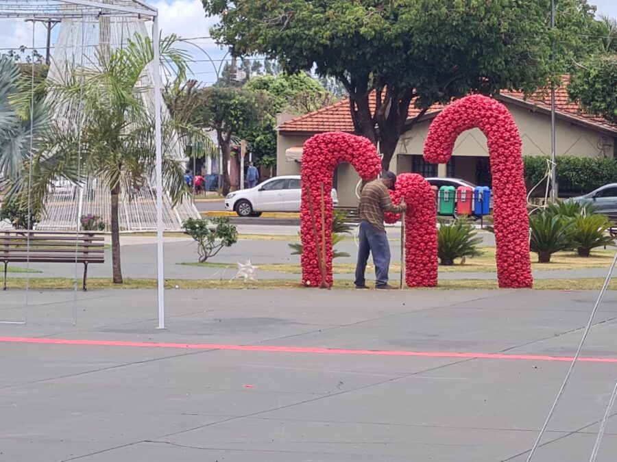 Praça está sendo transformada para receber o Natal Luz neste sábado dia 10  em Jateí - Fátima News