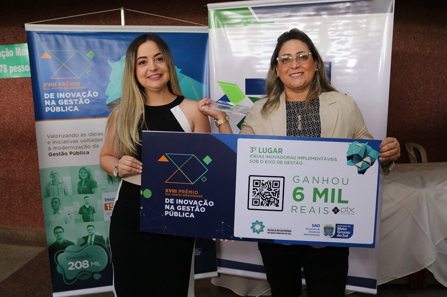 Danielle Bueno, presidente do Sinpap/MS com a perita papiloscopista Giselia Subtil, premiada por criar grupo de elite