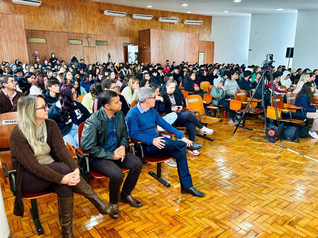 Live de lançamento do curso foi realizada no auditório da Escola Estadual Maria Constança de Barros Machado, e foi transmitida para todas as escolas de MS. (Foto: Matheus Carvalho/Cidadania)