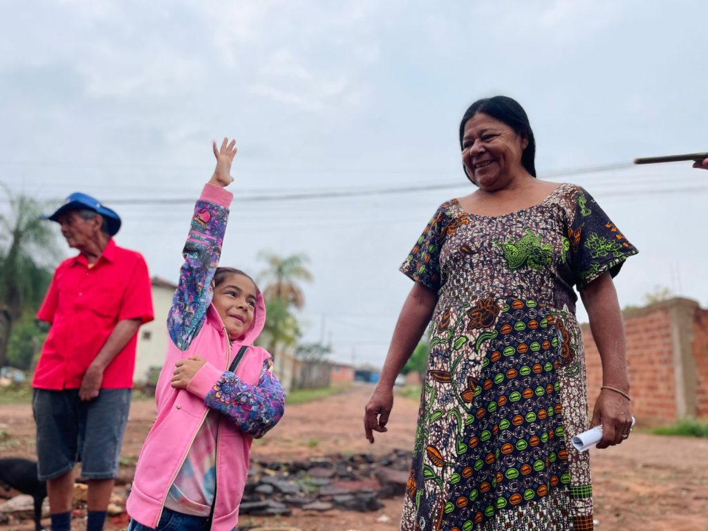 Thayla mostrando como sonha em ver a árvore plantada ao lado da bisavó Zenilda. 