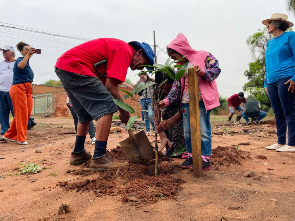 Plantio de mudas envolveu comunidade moradora da aldeia Água Bonita. (Foto: Matheus Carvalho/SEC)