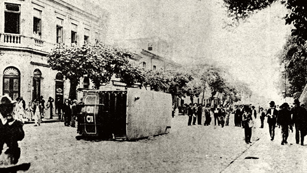 Foram cinco dias de fúria e revolta: Bonde virado pela população na Praça da República durante a revolta.