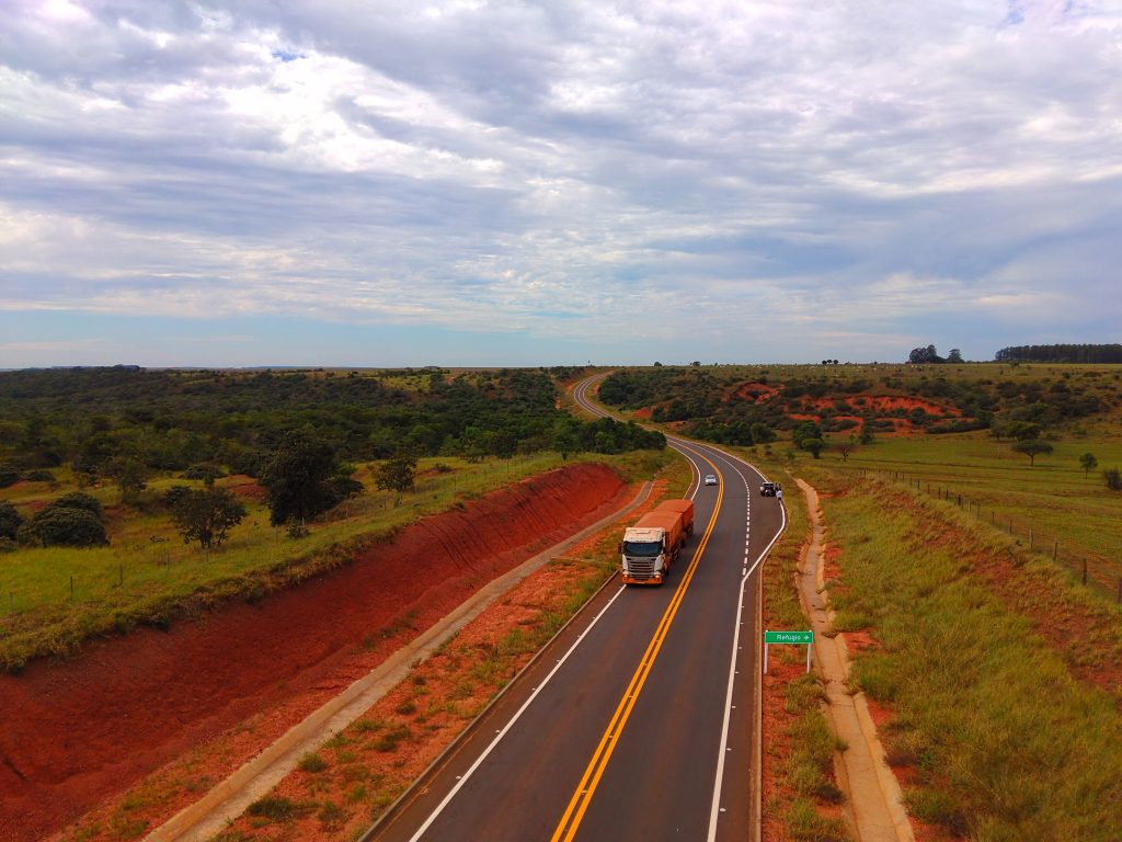 Obra de pavimentação na MS-270, na região de fronteira 