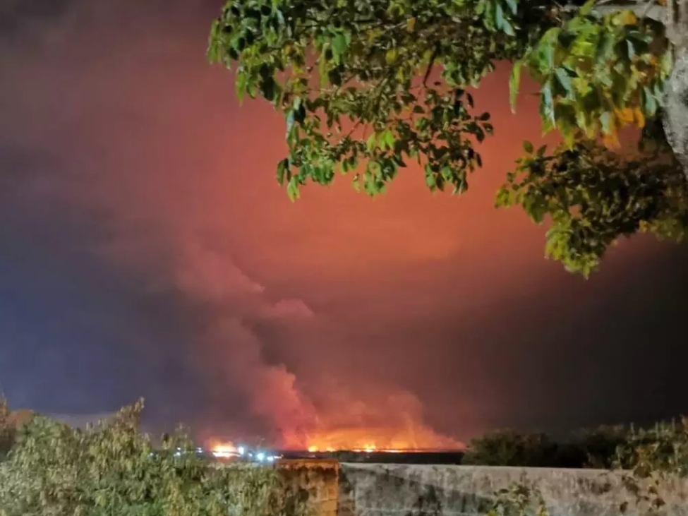 Incêndio às margens do Rio Paraguai, em Corumbá. 