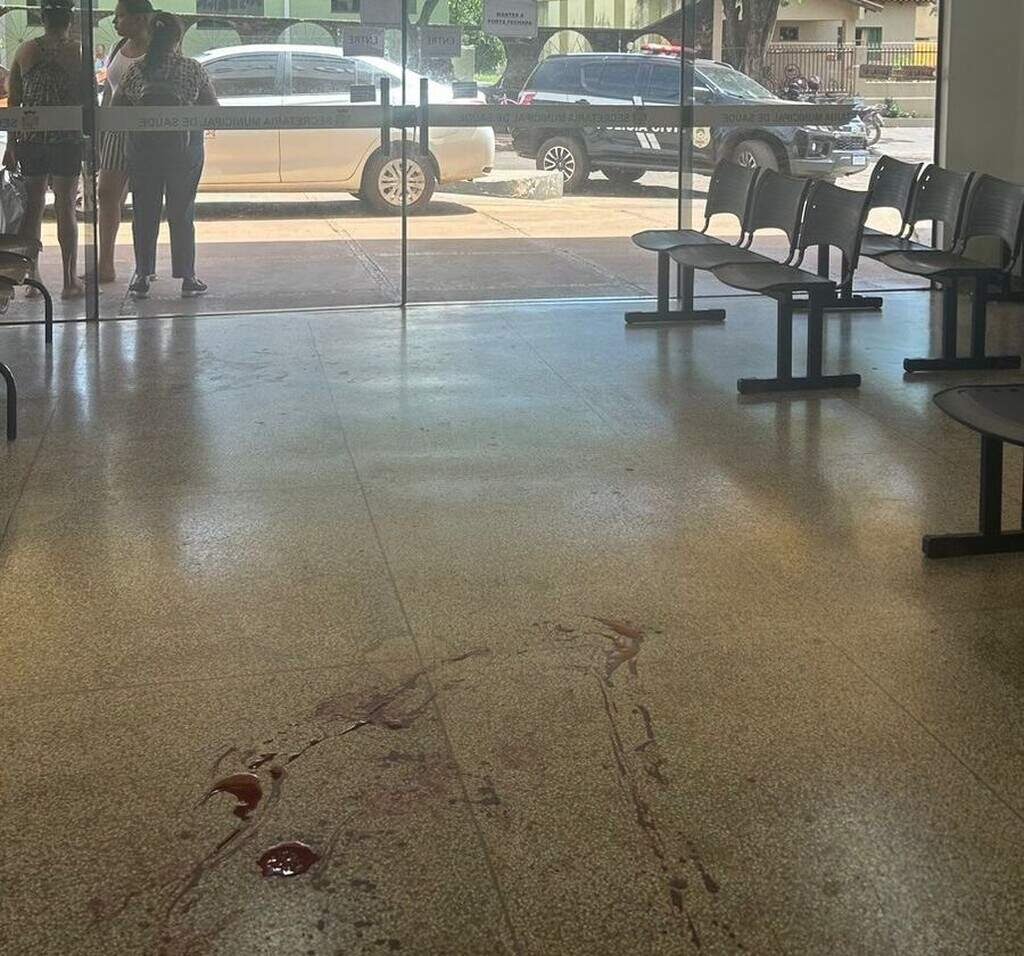 Poças de sangue na recepção do posto de saúde onde médico foi esfaqueado e morreu (Foto: Direto das Ruas)