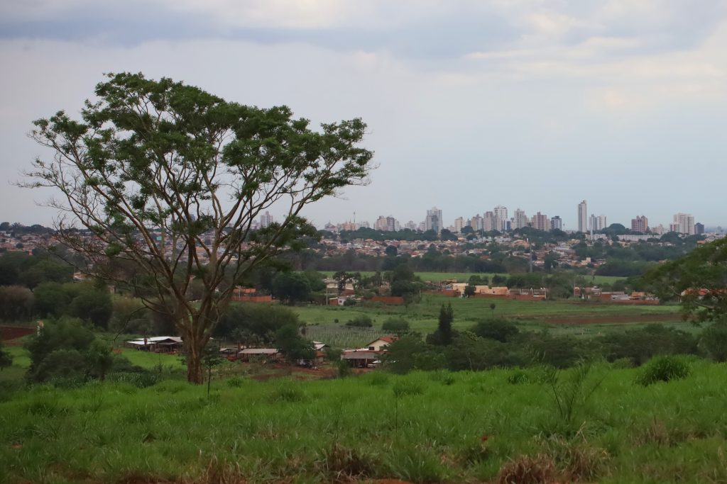 Dependendo do percurso, é possível aproveitar a vista do pequeno Mirante da Capital