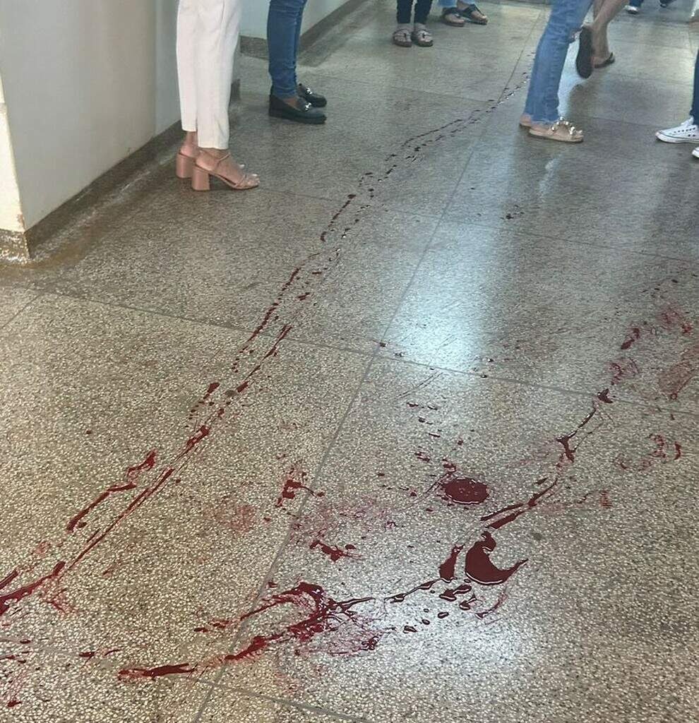 Manchas de sangue no corredor do posto de saúde onde médico foi esfaqueado (Foto: Direto das Ruas)