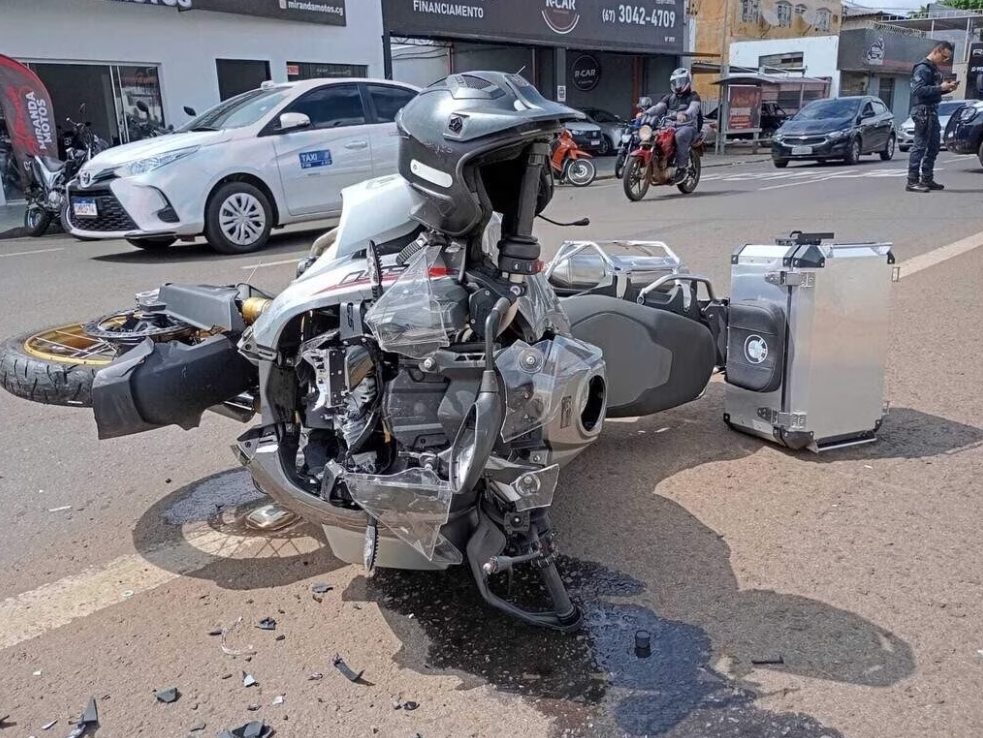 Motocicleta teve a frente destruída na colisão 