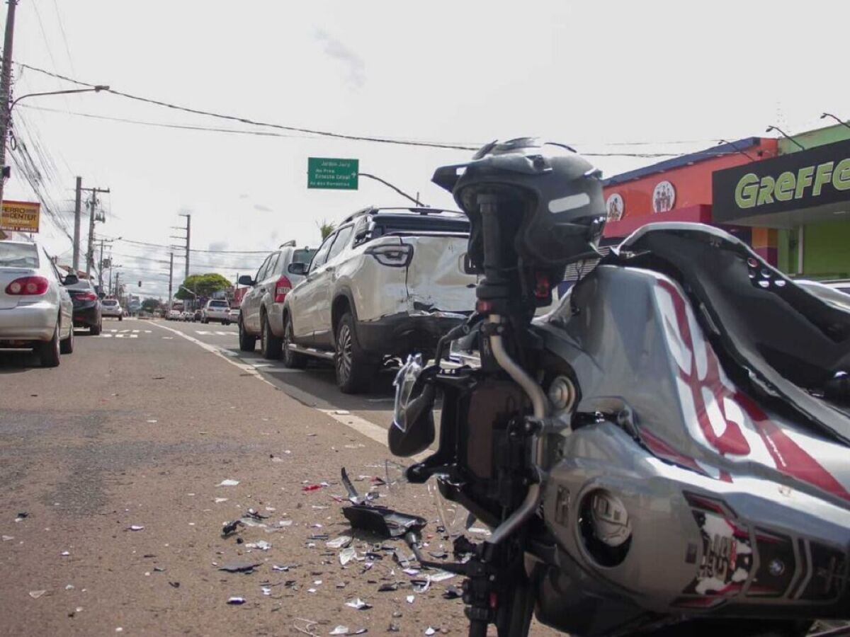 Motociclista bateu na traseira de uma picape 