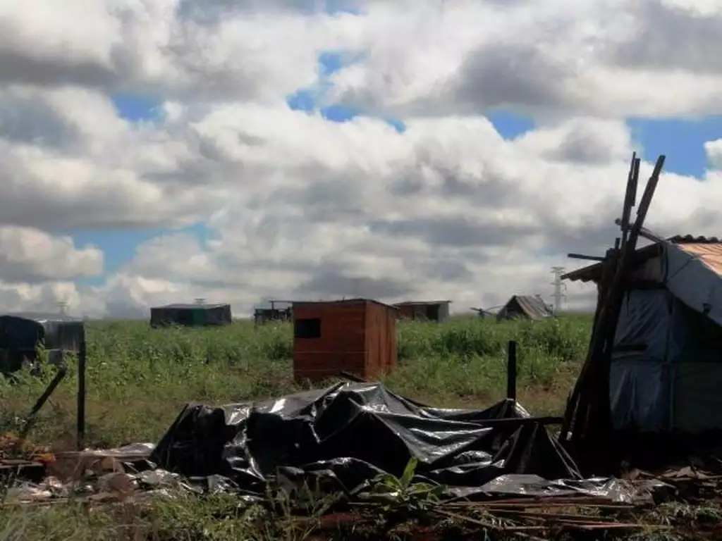 Famílias sem-terra que ocupam a fazenda da família Bumlai em Dourados 