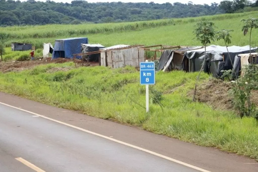 Grupo que estava acampado há 90 dias às margens da BR-463, invadiu a fazenda São Marcos nesta manhã. 