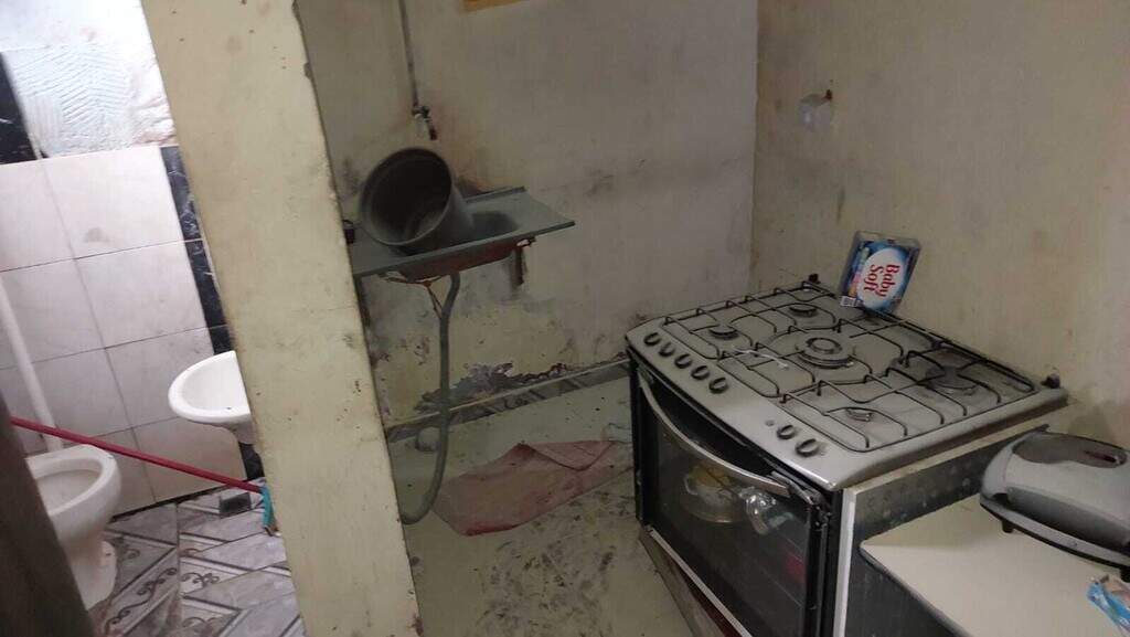 Cozinha da casa da vítima foi pouco atingida por fogo. (Foto: Murilo Medeiros)