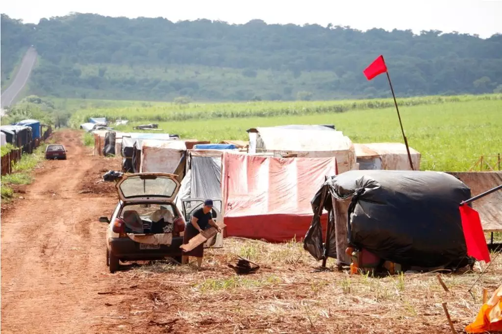 Barracos montados pelos sem-terra na fazenda da família Bumlai 