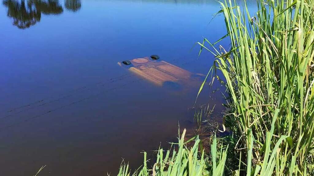 Veículo Gol submerso na lagoa após acidente (Foto: Divulgação | CBMMS)