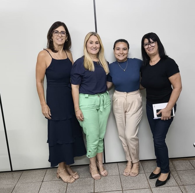 Secretária Ludelça Dorneles (ao centro) e equipe durante reunião