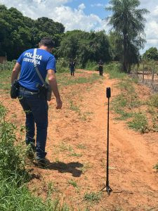 O autor matou a vítima em um terreno baldio em frente à residência deles