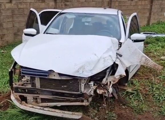 Motorista de 30 anos, ficou ferida na manhã desta quarta-feira (26), quando a roda do veículo Gol que ela conduzia se soltou no macroanel rodoviário, saída para Três Lagoas, em Campo Grande.  Conforme apurado pela equipe, a motorista estava dirigindo sent