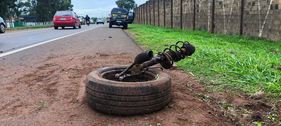 Motorista de 30 anos, ficou ferida na manhã desta quarta-feira (26), quando a roda do veículo Gol que ela conduzia se soltou no macroanel rodoviário, saída para Três Lagoas, em Campo Grande.  Conforme apurado pela equipe, a motorista estava dirigindo sent