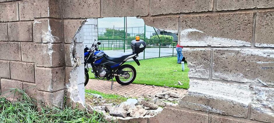 Motorista de 30 anos, ficou ferida na manhã desta quarta-feira (26), quando a roda do veículo Gol que ela conduzia se soltou no macroanel rodoviário, saída para Três Lagoas, em Campo Grande.  Conforme apurado pela equipe, a motorista estava dirigindo sent