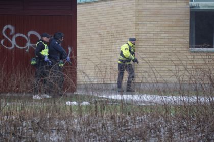 Operação policial em escola em Orebro, Suécia, após chamadode ataque a tiros em escola.   TT News Agency/Kicki Nilsson/via REUTERS
