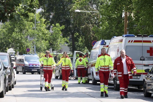 Equipes de resgate chegam a escola onde atirador deixou mortos e feridos em Graz, na Áustria, em 10 de junho de 2025.  Foto: Kleine Zeitung via AP