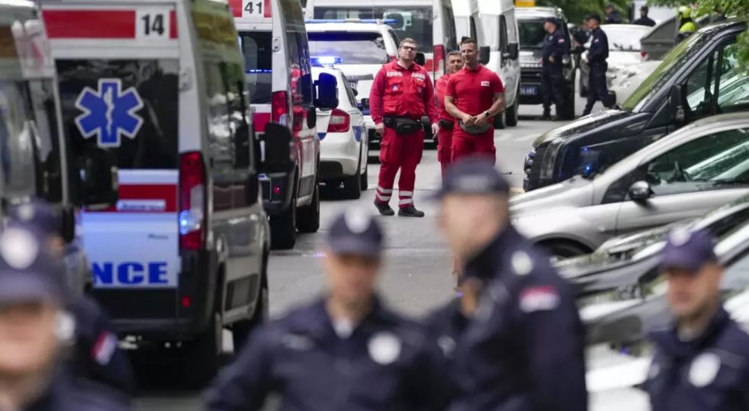 A polícia bloqueia as ruas no entorno da escola Vladislav Ribnikar em Vracar, nos arredores de Belgrado. AP - Darko Vojinovic Por: RFI