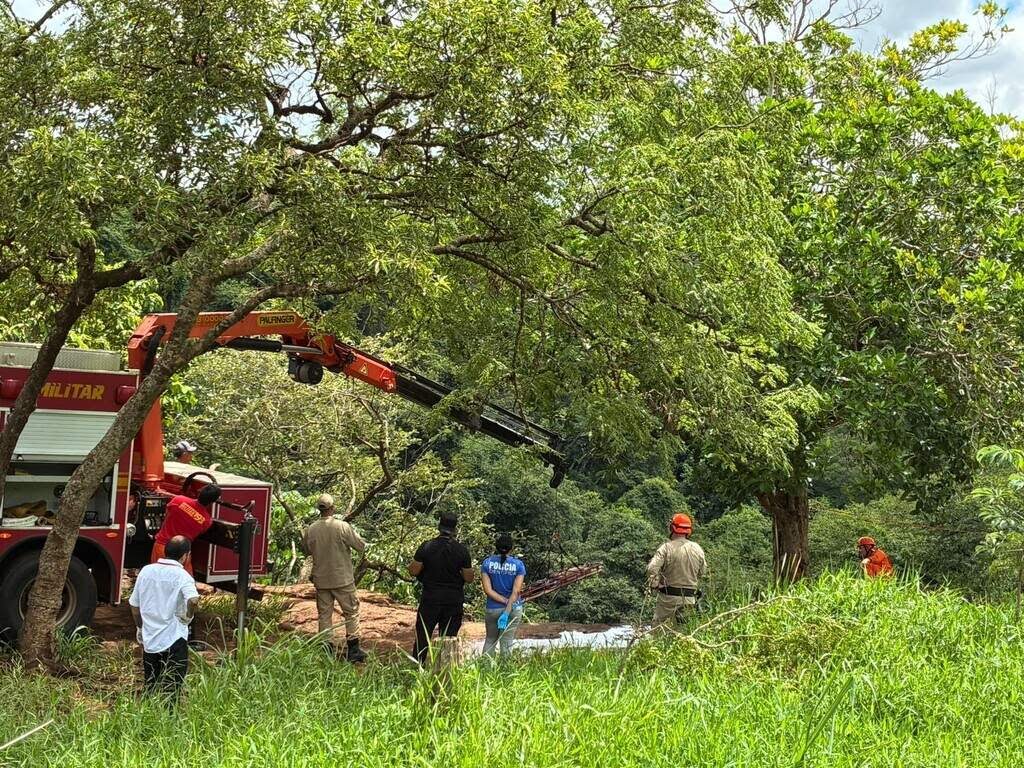 Caminhão com guindaste hidráulico utilizado para retirar o corpo da vítima do precipício (Foto: Clara Farias)